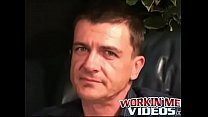 video красивый зрелый чувак дрочит и покрывает руки спермой sex