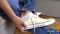 video сладкий спортсмен кончает ему на ноги после солодрочки sex