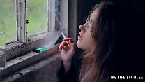 video злая девушка в очках с пухлыми сосками жестко мастурбирует в грязном переулке sex