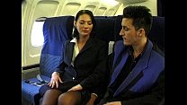 video スチュワーデスの制服を着たブルネットの美しさは飛行機で犯される sex