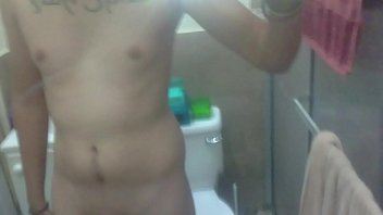 video восемнадцатилетняя мастурбирует в ванной дома sex