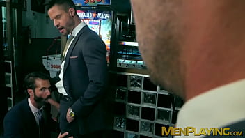 video красивые мужчины в стильных костюмах жарят хорошенькую попку sex