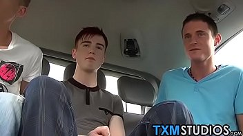 video три геятвинка анально трахаются и целуются в движущейся машине sex