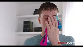 video 変態stepbrotherがstepsisterのレーシーなパンティを嗅ぎます sex