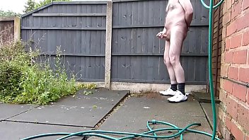 video 庭の濡れたオナニーはとてもうるさかった私は近所の人が聞くかもしれないのを怖がらせました sex
