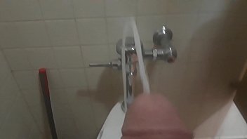 video огромный полужесткий камшот в спальне в парке sex