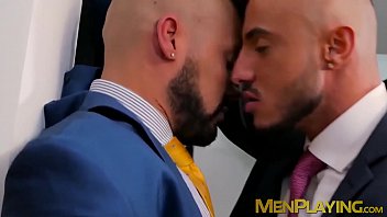 video бородатый жеребец наклоняется и берет член в его тугую дырочку sex