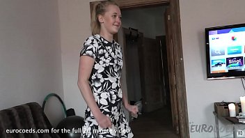 video 18летняя девочка использует толстый стеклянный фаллоимитатор потом пальцами помогаю sex