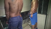 video 私は小便を取りに行きましたそして若い男は彼のディックが浴場に落ちるのを見せました sex