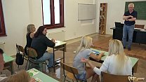video шаловливые крошки трахаются в тройничке молодой женщины с грязным профессором sex
