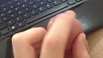 video 熱い手コキを叩いている少年 sex