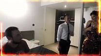 video они открывают ее задницу огромной поронгой вставляют бутылку сидра и пьют прямо из ее задницы как хороший сидр sex