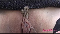 video かなりブルネットがフィールドを取ります sex