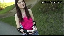 video ローラースケートの可愛い人が公共の場でコックに乗って現金を稼ぐ sex