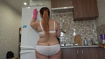 video толстушка с большой жопой в коротком халате делает в доме уборку и находит на холодильнике любимую секс игрушку sex
