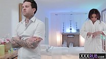 video извращенный мужик массирует симпатичную клиентку с большими сиськами sex