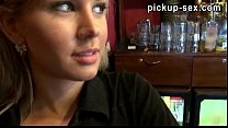 video 角質の金髪のバーテンダーはお金を取り骨を抜く sex