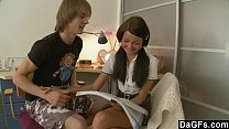 video 女子高生は巨大なディックのためにスカートを持ち上げます sex