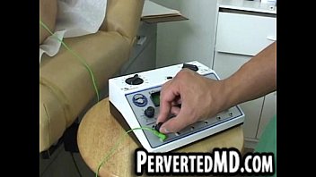 video セクシーな塊の患者は医者によって彼のコックにおもちゃを置かれています sex