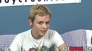 video хороший парень отвечает на вопросы перед тем как раздевается и дрочить sex