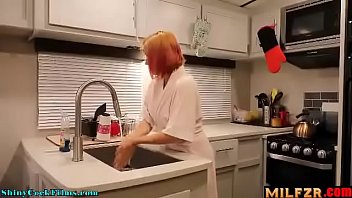 video трахаю горячую мачеху которая застряла в раковине sex