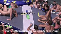 video юные шлюшки позволяют случайным незнакомцам поесть их киски на вечеринке у дикого озера sex