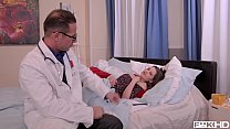 video слабость анальной ебли юной лионы заставляет док трахать ее глубоко и жестко sex