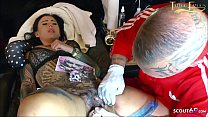 video немецкая молодая женщина белоснежка татуировала свою пизду и одновременно сосет член sex