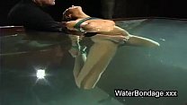 video 水の下で指で触れられた美しいベイビーおまんこ sex