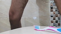 video я наполняю соседа по комнате молочной зубной щеткой чтобы ее можно было принять за зубную пасту sex