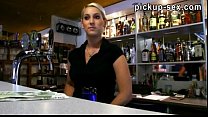 video 熱いブロンドのバーテンダーはお金のために猫を強打します sex