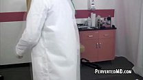 video セクシーなスタッドアシスタントはハンクドクターに彼のお尻を指で触れさせます sex
