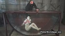 video ロープボンデージのブルネットは水に飛び込みます sex