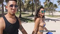 video латина в безупречном бикини переходит с пляжа на член sex