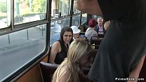 video блондинка получает камшот на лицо в общественном автобусе sex