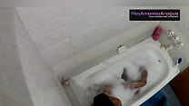 video 十代がお尻を自慰行為している間お風呂に隠されたカメラ彼女のいとこは入りとても激しくセックスします sex