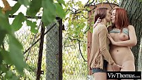 video рыжая лесбиянка трахает пальцами незнакомца sex