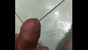 video かわいいアジアのティーンは彼女の最初のコックを吸う sex
