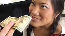 video миниатюрная азиатка сосет массивный член и скачет на нем за деньги sex
