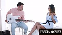 video урок игры на гитаре превратился в страстный анальный трах для экзотической тинки рокси липс sex