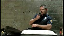 video 2人の変質者が彼らの独房から抜け出し執拗に警官アンドリュージャスティックを追い詰める sex