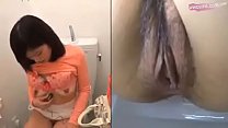 video японский поймали мастурбировать в общественном туалете 1 горячий sex