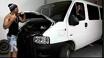 video мускулистый автомеханик встречается в своей мастерской с сочной смуглой красоткой мэри санчес с большими sex