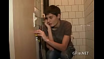 video мальчик сидит и смотрит sex