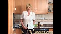 video возбужденная бабушкаблондинка на кухне мастурбирует до оргазма с дилдо sex