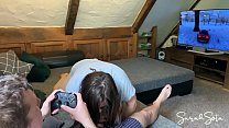 video пока он играет она начинает сосать его член и начинает скакать на нем кончил на все ее очко sex
