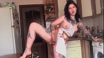 video брюнетка мастурбирует киску скалкой и кончает на кухне пока муж работает sex