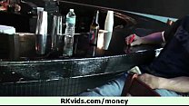 video 現金のための公衆の面前で14 sex