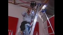 video ハンサムなインスタレーションフィッターがメンテナンススタンドから階下に墜落し若いブルネットのギャルヘイリーペイジは彼に応急処置を施すことにしました sex
