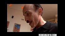 video 小さなおっぱいを持つアジアのベイビーは古い男コックを吸います sex
